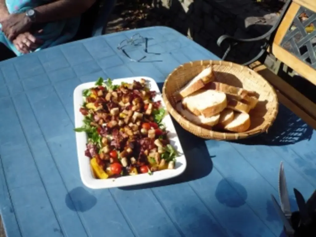 Салат из баранины с персиками на гриле