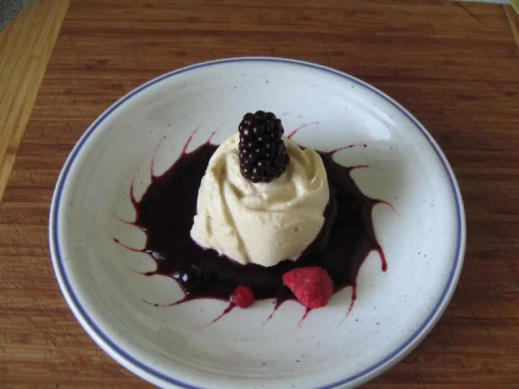 Крем из маскарпоне с шароном, политый ягодами