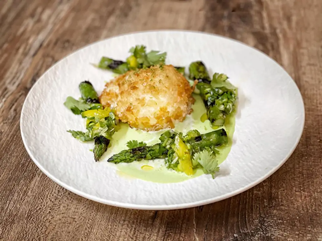 Зеленая спаржа с гороховым кремом и моцареллой из буйволиного молока (Joris)