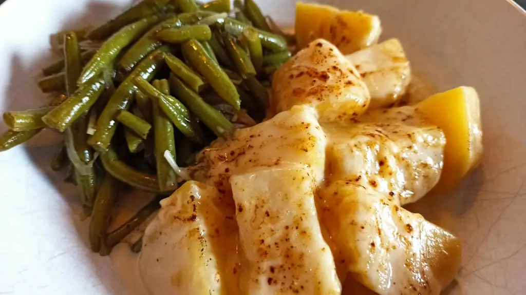 Картофель с чесноком и салатом из фасоли