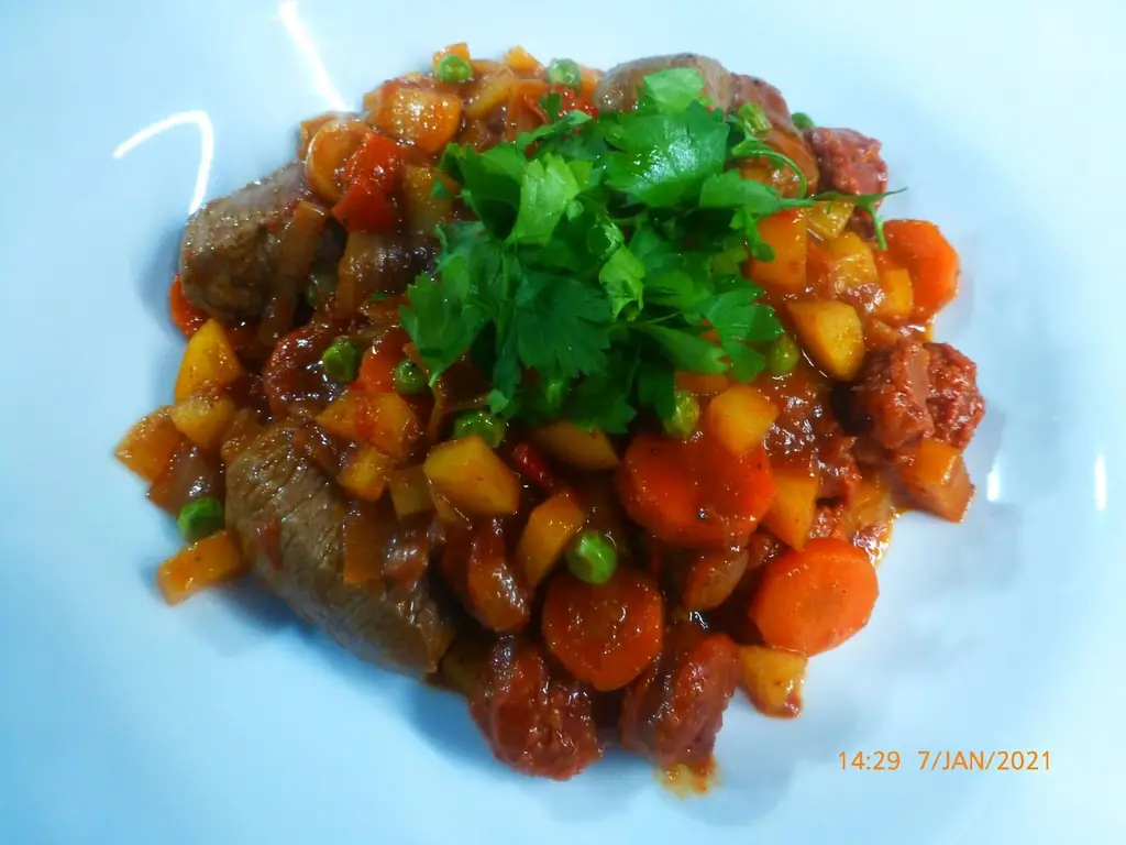 Рагу из баранины с овощами и чоризо
