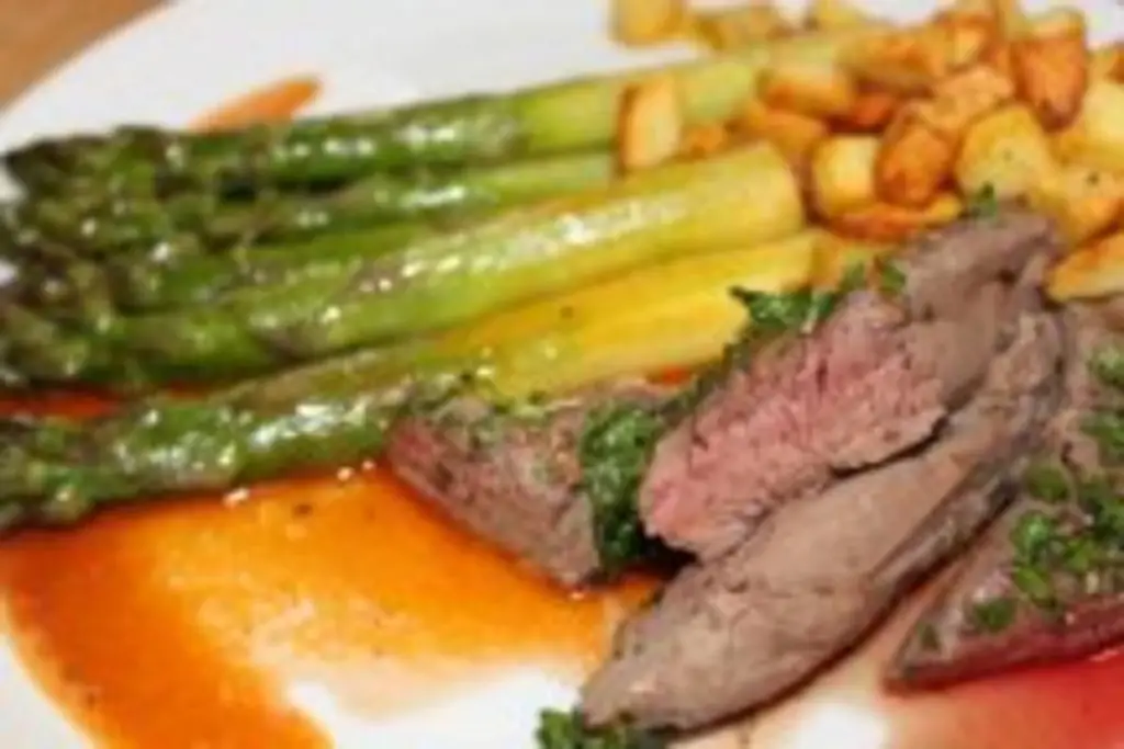 Филе ягненка с кремолатой и зеленой спаржей