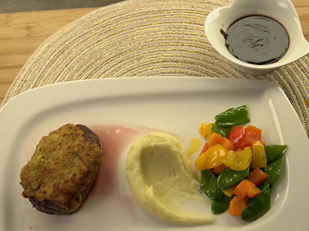 Седло оленины с каштановой корочкой, картофельным пюре и овощным гарниром