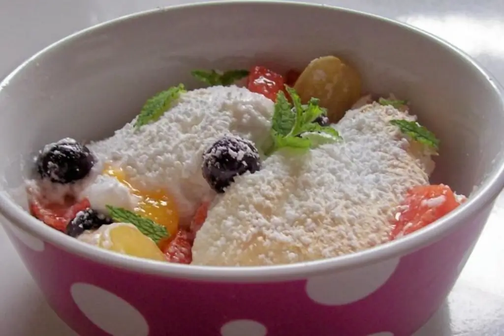 Летние фрукты с кокосом