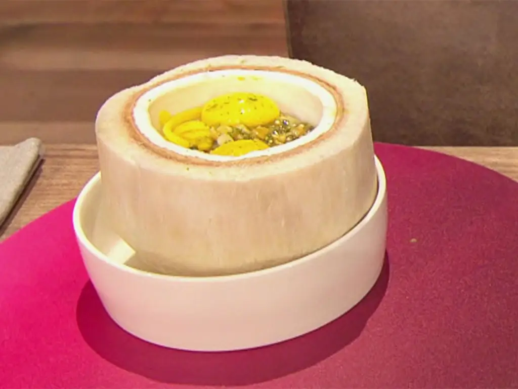 Кокос с начинкой из матча (вид в кастрюлю Треттла)