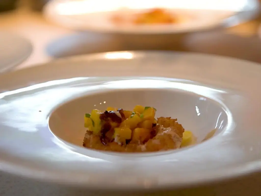 Запеченные рыжие креветки, манго