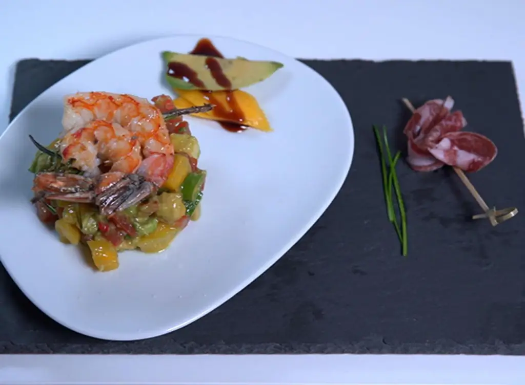 Креветки с овощами и фруктами