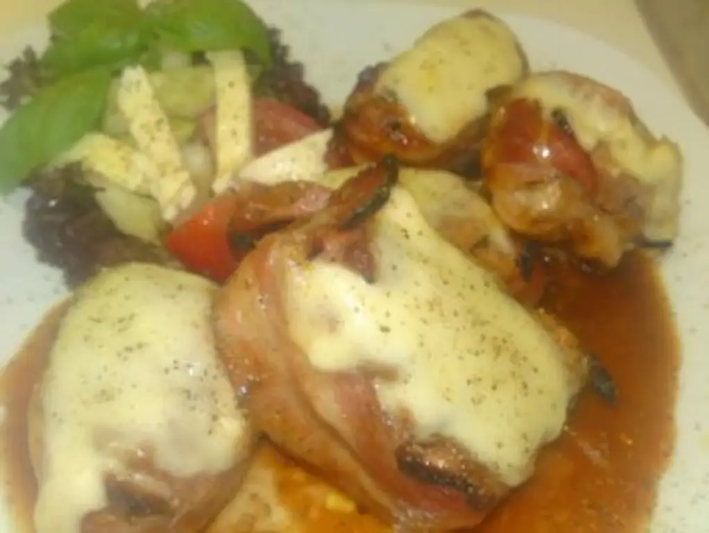 Фальшивый медальон из миндального бекона с моцареллой и чили