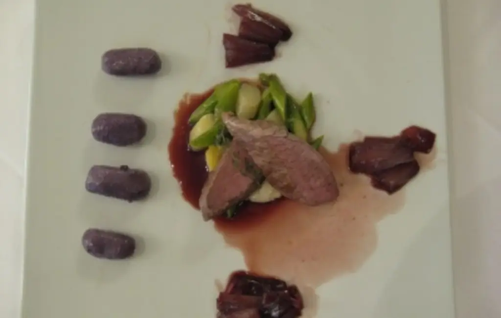 Филе свинины иберико на луке-шалот из красного вина со спаржей и фиолетовыми картофельными галетами