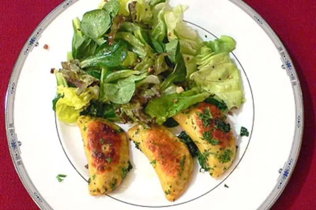 Картофельные равиоли с листьями салата и ореховой заправкой