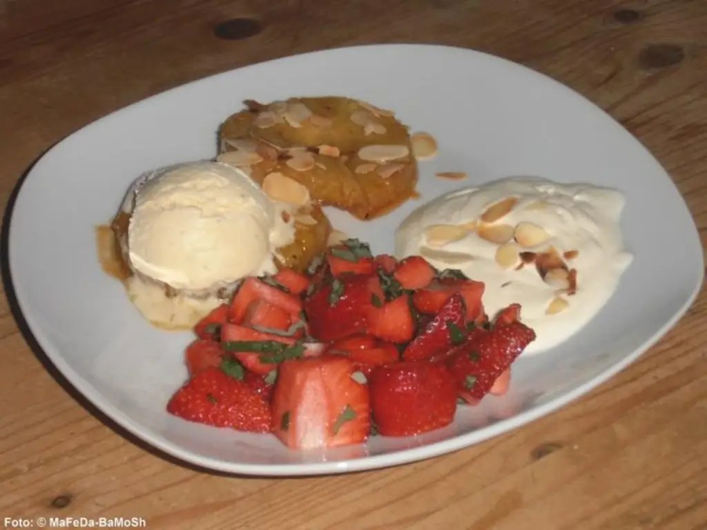 Ананасы в карамели с клубничным салатом