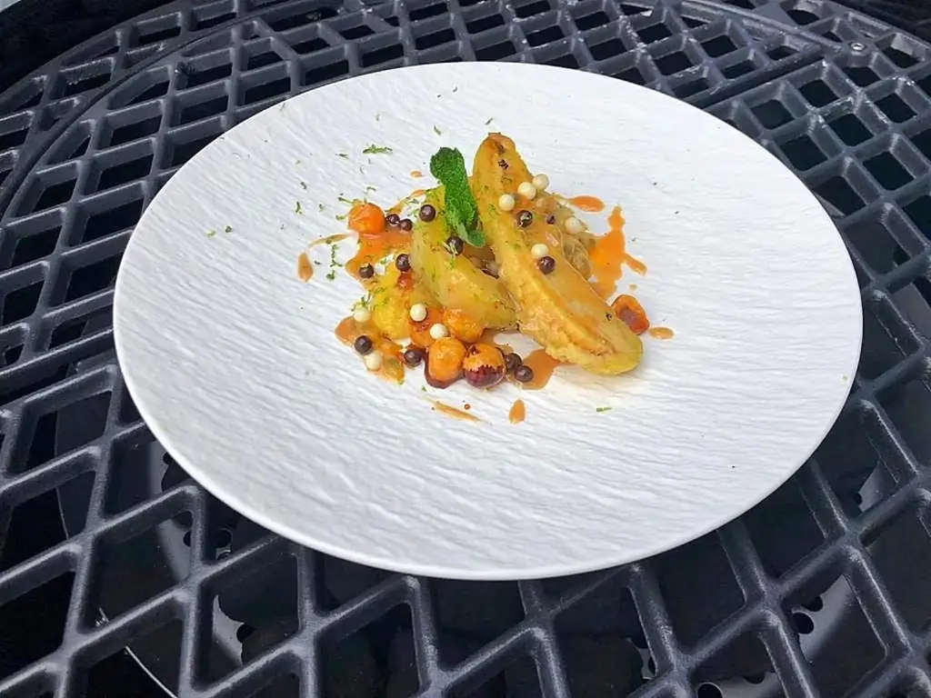 Жареный банан и ананас с карамелью (Ян Лейк)