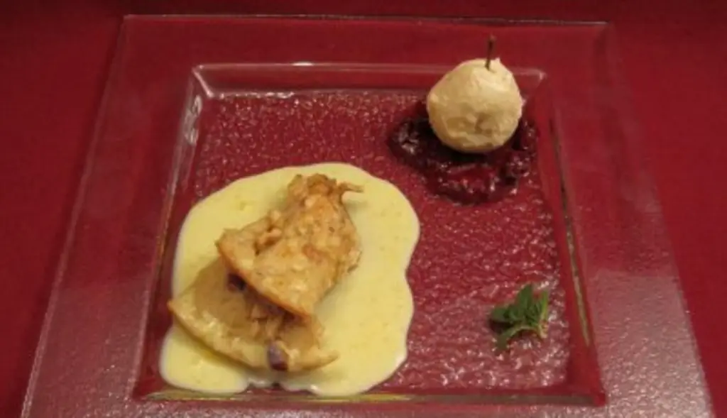 Парфе из запеченных яблок с фруктовым соусом и орехами