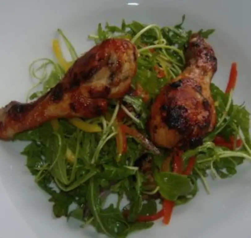 Маринованные куриные шарики с листьями салата в лимоне