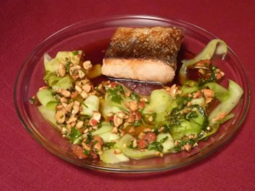 Лосось в медовой глазури с салатом из огурцов и арахисом