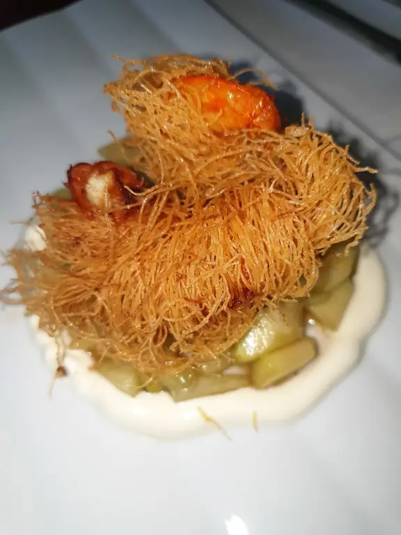 Крутилант из креветок на азиатском огурце со сметаной юдзу