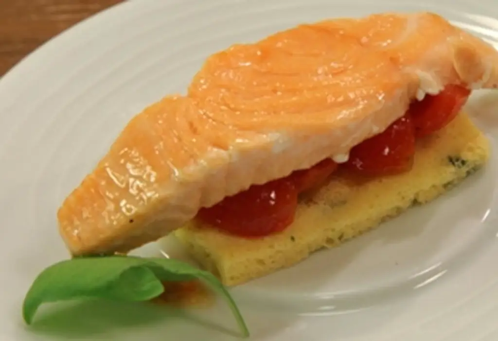 Филе лосося на базиликовом бисквите с расплавом