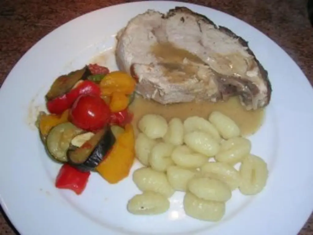 Нога поросенка, маринованная с овощами и клецками