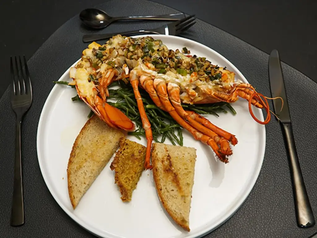 Лобстер термидор, запеченный с грюйером