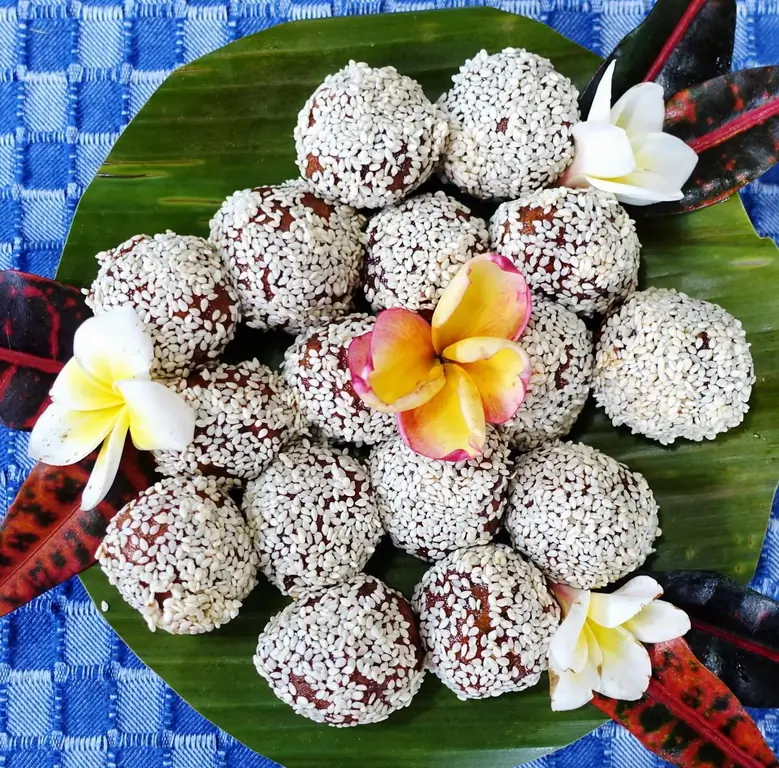 Жареные шарики тофу в кунжуте