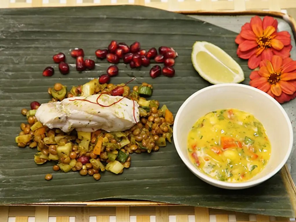 Сейшелы - Восток - Южная Америка: Филе морского черта из банановых листьев с салатом из чечевицы