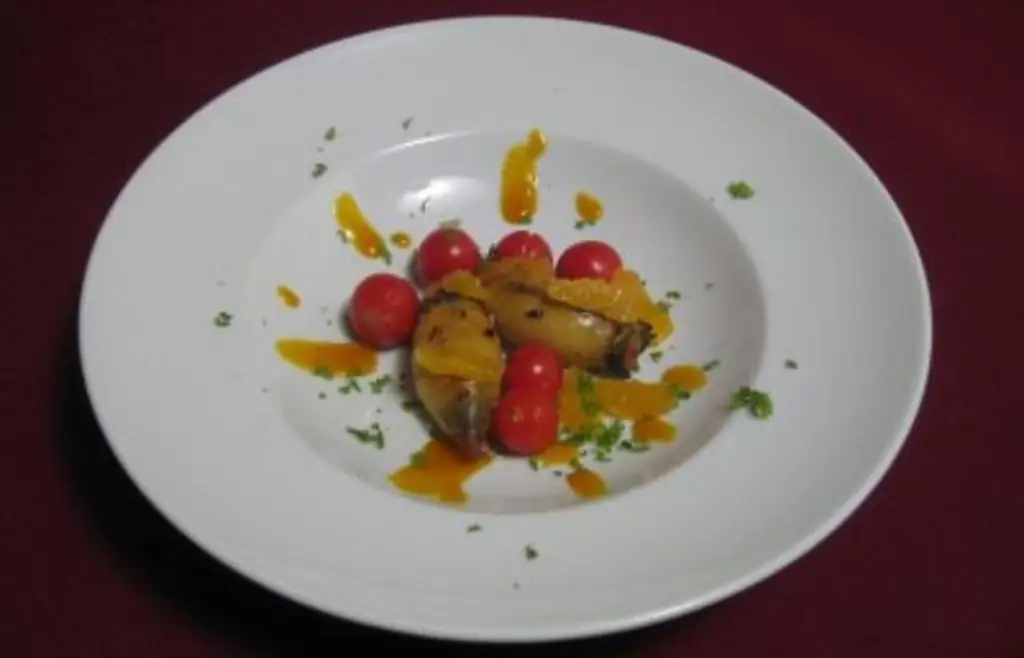 Кальмары на гриле с мангольдом, запеченными помидорами и мандариновым филе