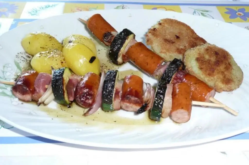 Барбекю: Шашлык из колбасы с запеченной кольраби и картофелем с зеленью