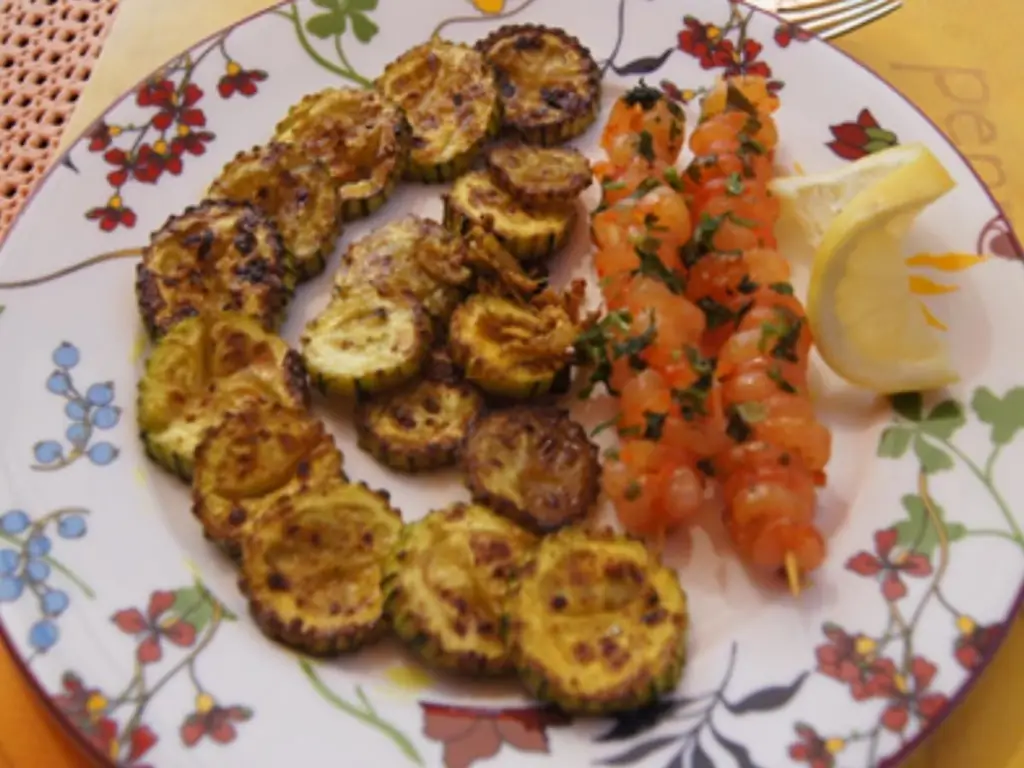 Жареные кабачки с креветками на шпажках