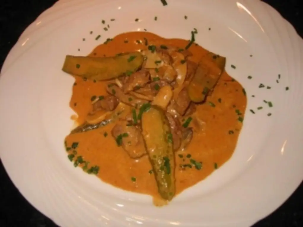 Филе-гуляш по-строгановски