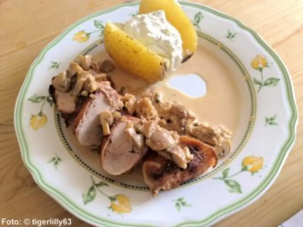 Свиное филе с грибами и сливочным соусом