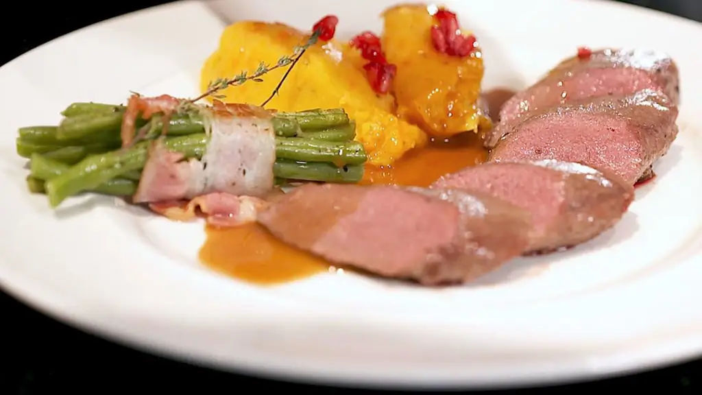 Седло оленины с тыквенным пюре и оладьями из фасоли