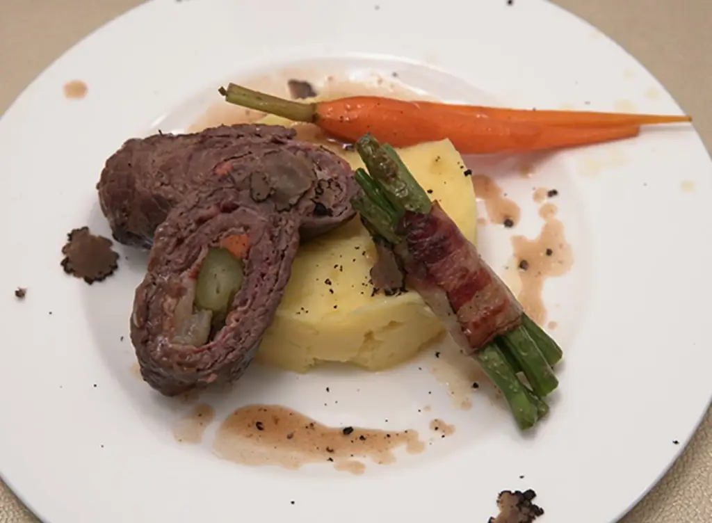 Говяжий рулет на картофеле