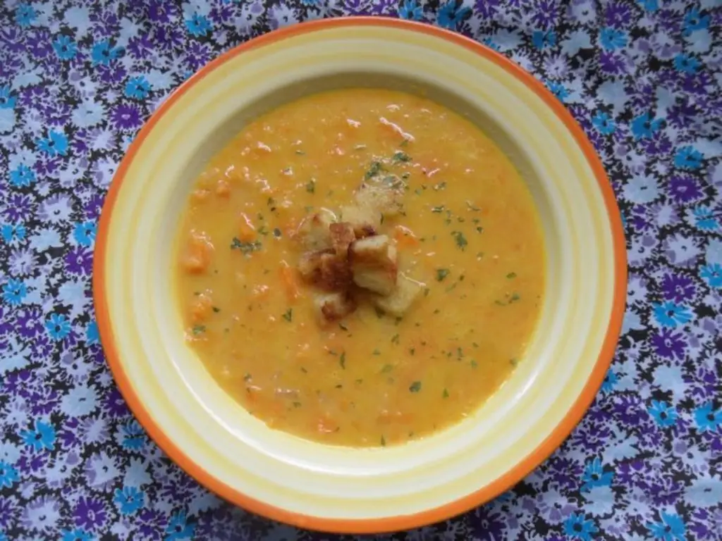 Сливочный морковный суп с азиатским колоритом; с гренками