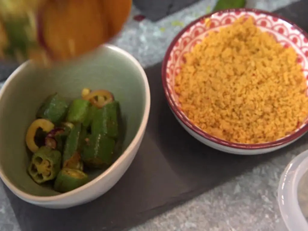 Индийское блюдо из риса с далом, палак паниром, бамией в топленом масле, 2 чатни и пападамом