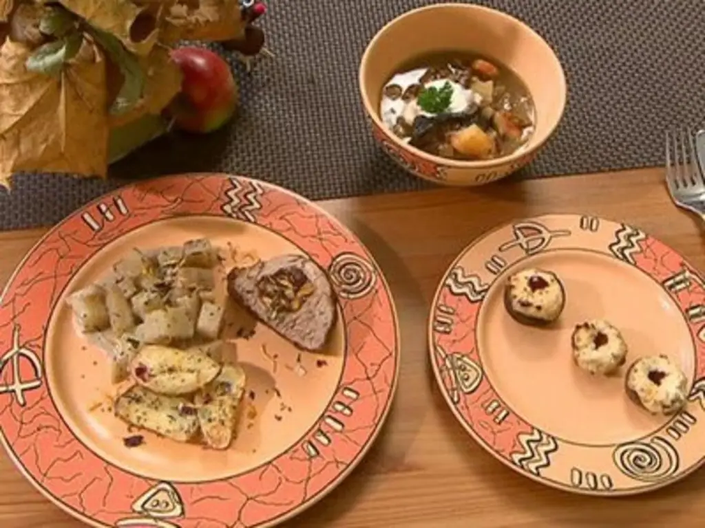 Суп из лесных грибов с лесными грибами и сметаной