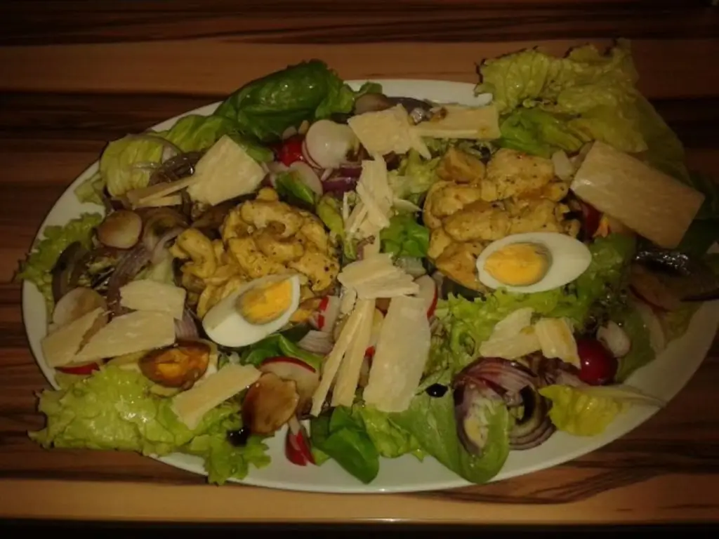 Жареная индейка полосками на листе салата