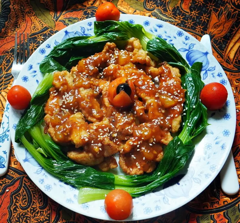 Жареный морской лещ с пак-чой и помидорами