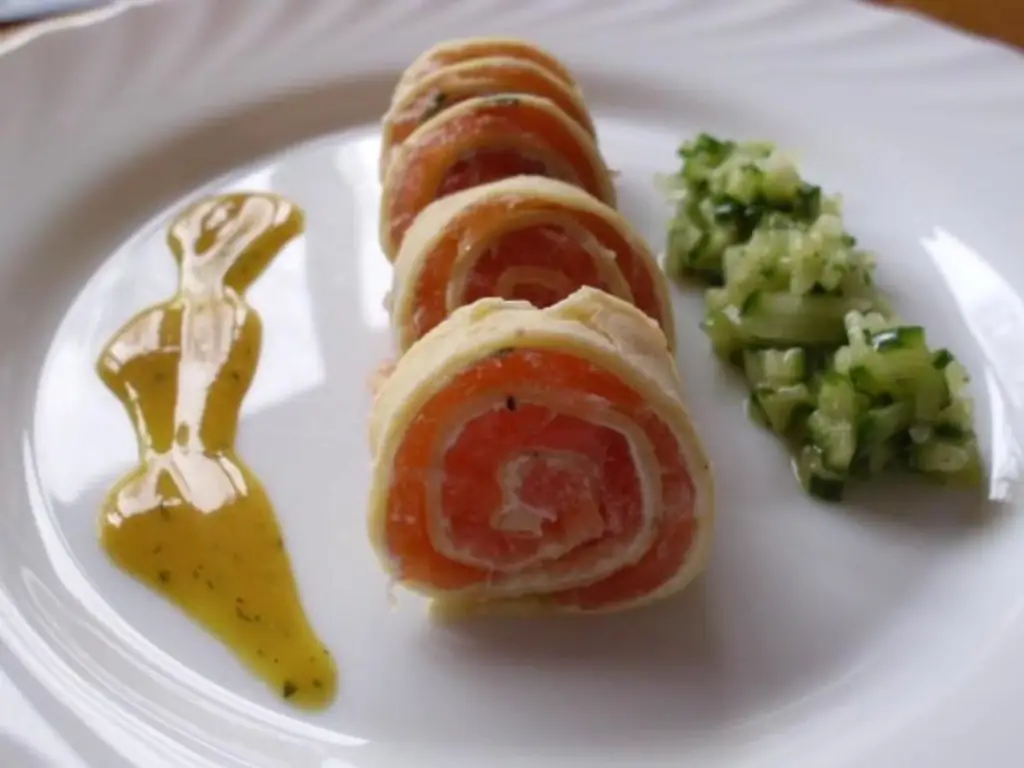 Ролл с копченым лососем