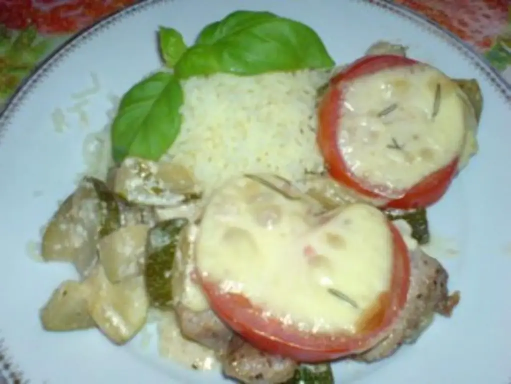 Медальоны из свинины на овощах из цуккини, подаются с картофельным снегом