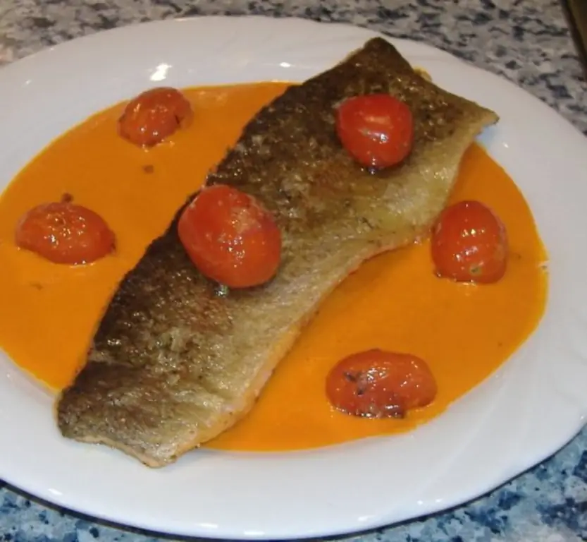 Хрустящее жареное филе лосося на пене из паприки