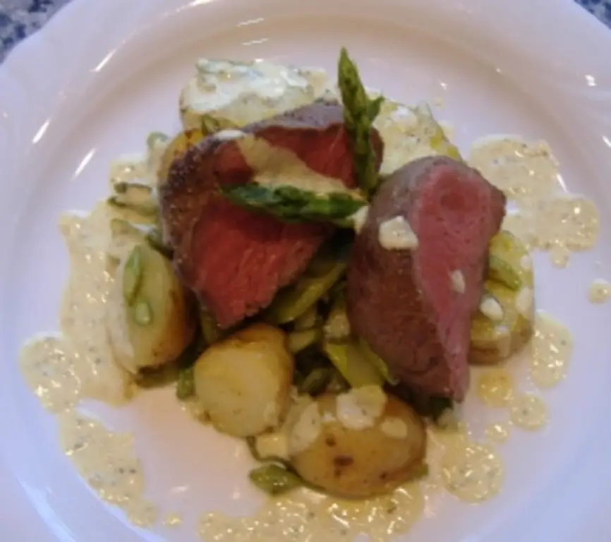 Жаркое из спаржи со стейком из говяжьего филе и соусом песто