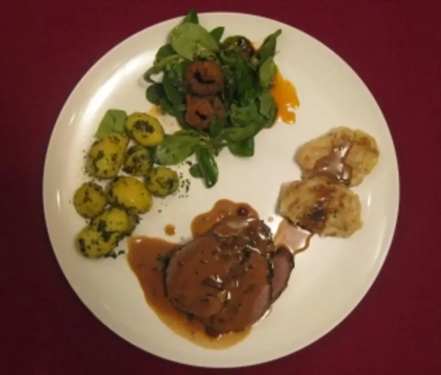 Жареный кабан с картофелем с петрушкой и мини