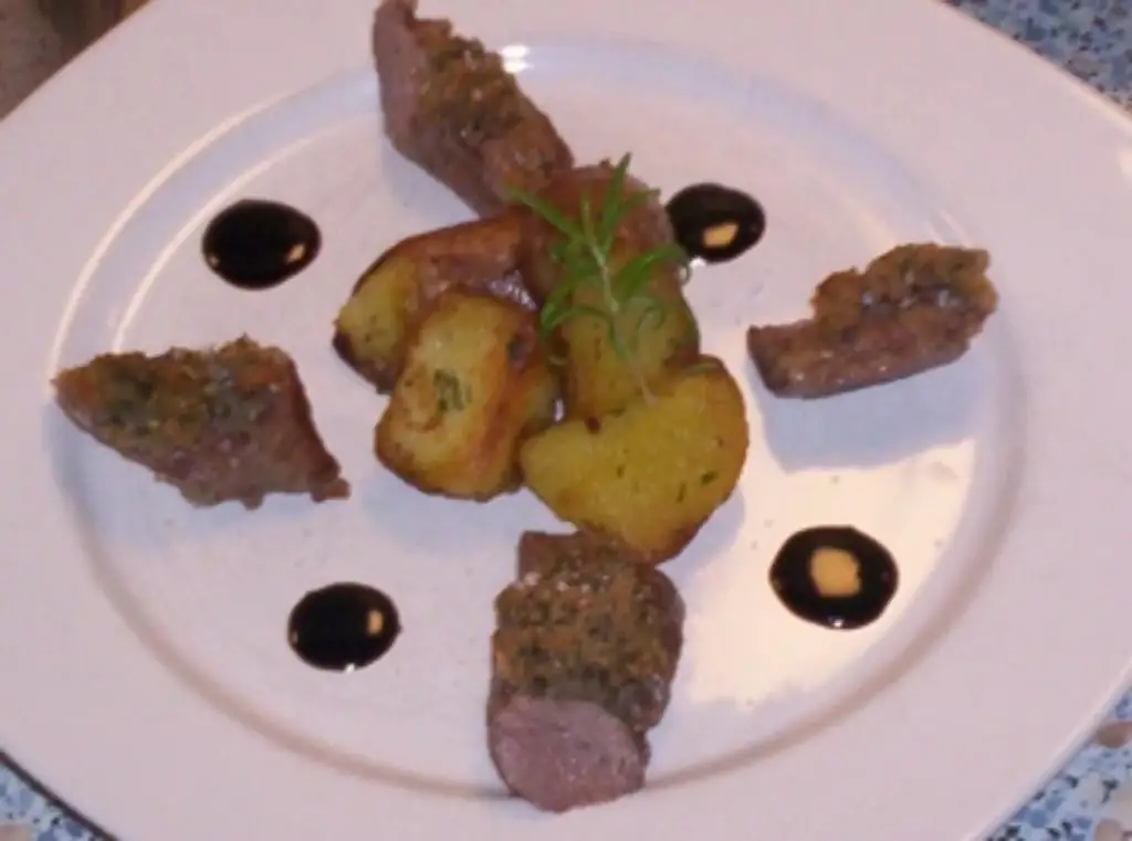 Филе ягненка с корочкой из трав, картофелем с розмарином и бальзамическим уксусом