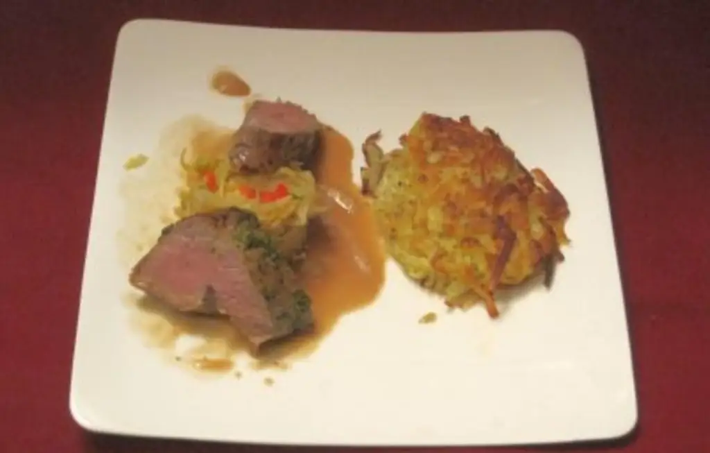 Филе телятины на савойской капусте с ощипанными оладьями