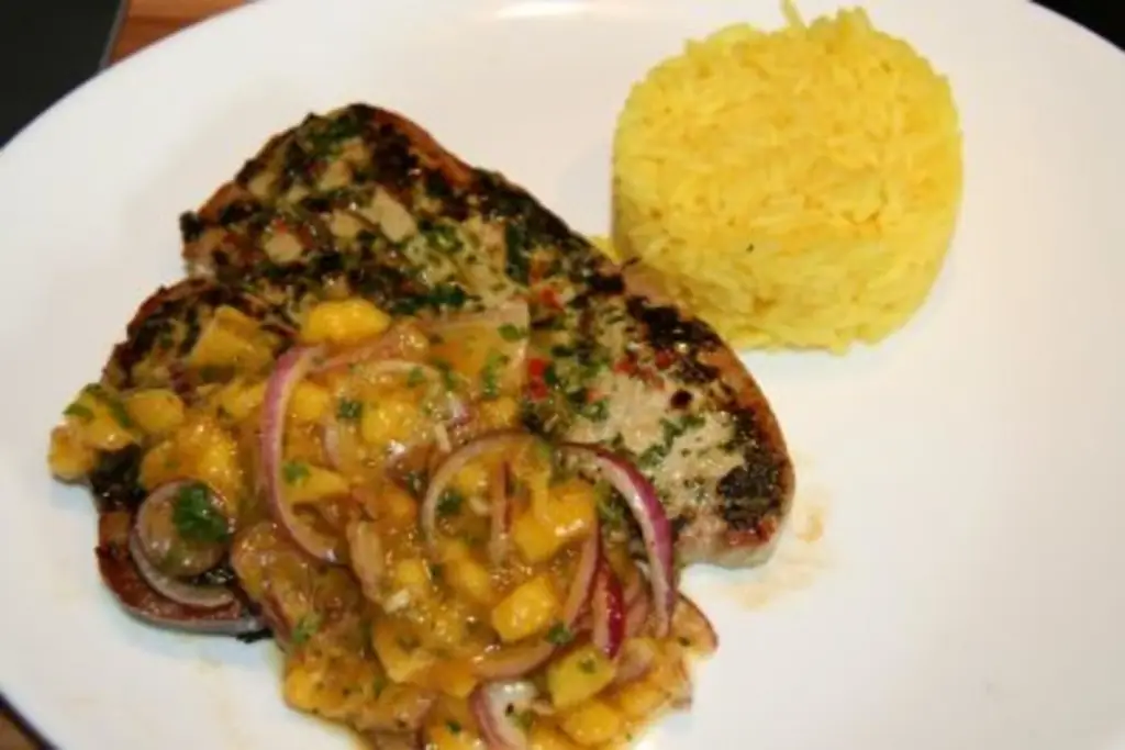 Рыба: филе тунца с кориандром и сальсой из манго