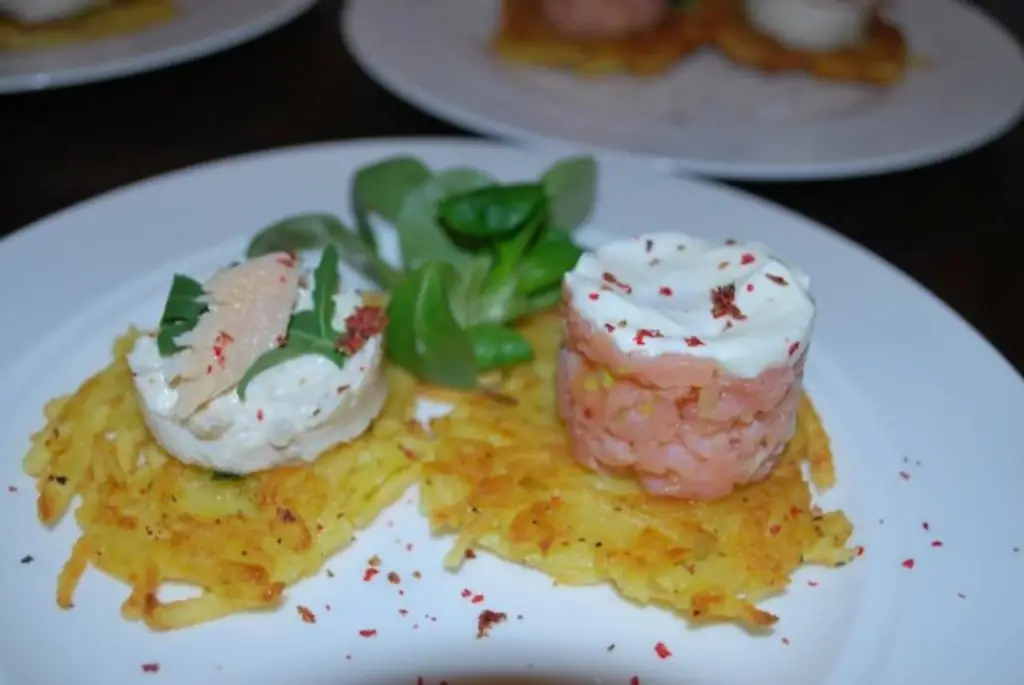 Тартар из лосося и крем из форели на маленьких оладьях