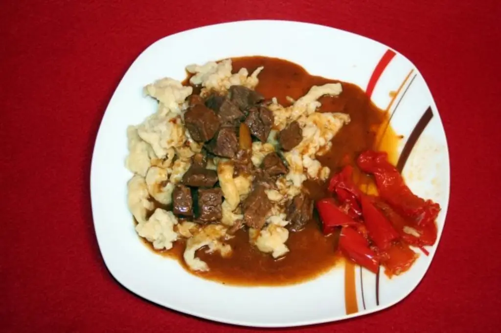 Говяжий гуляш с красным перцем и свежим шпецле