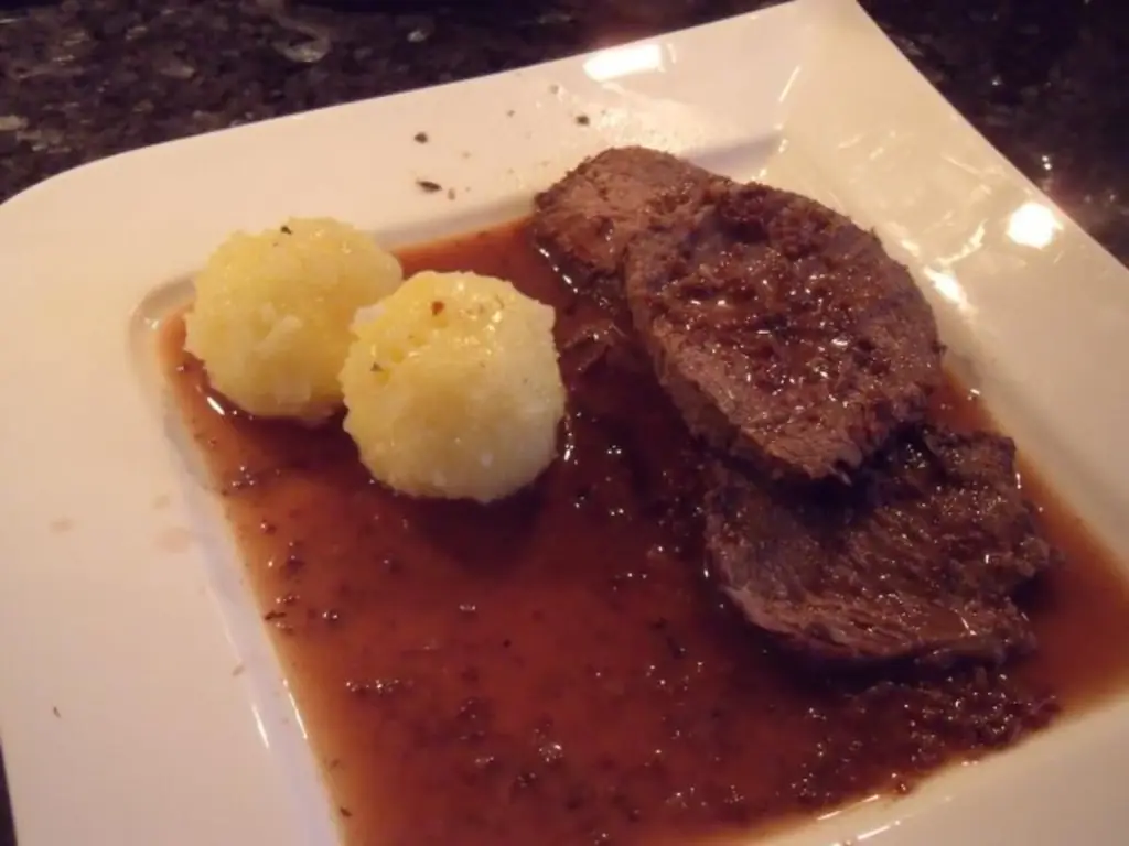 Sauerbraten с говядиной, напр. B. отварное филе, орехи или аналогичные продукты и сухое красное вино