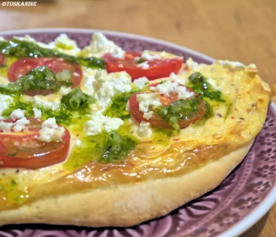 Flammkuchen с помидорами, козьей фетой и соусом песто