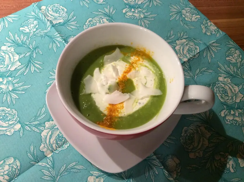 Гороховый суп с чили и кокосом